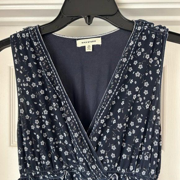 Max Studio Blue and White Floral V-Neck Sleeveless Midi Dress - Picture 3 of 4